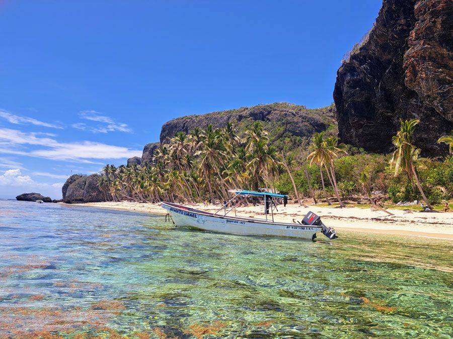 Barco privado frente a Playa Frontón durante una excursión desde Las Galeras