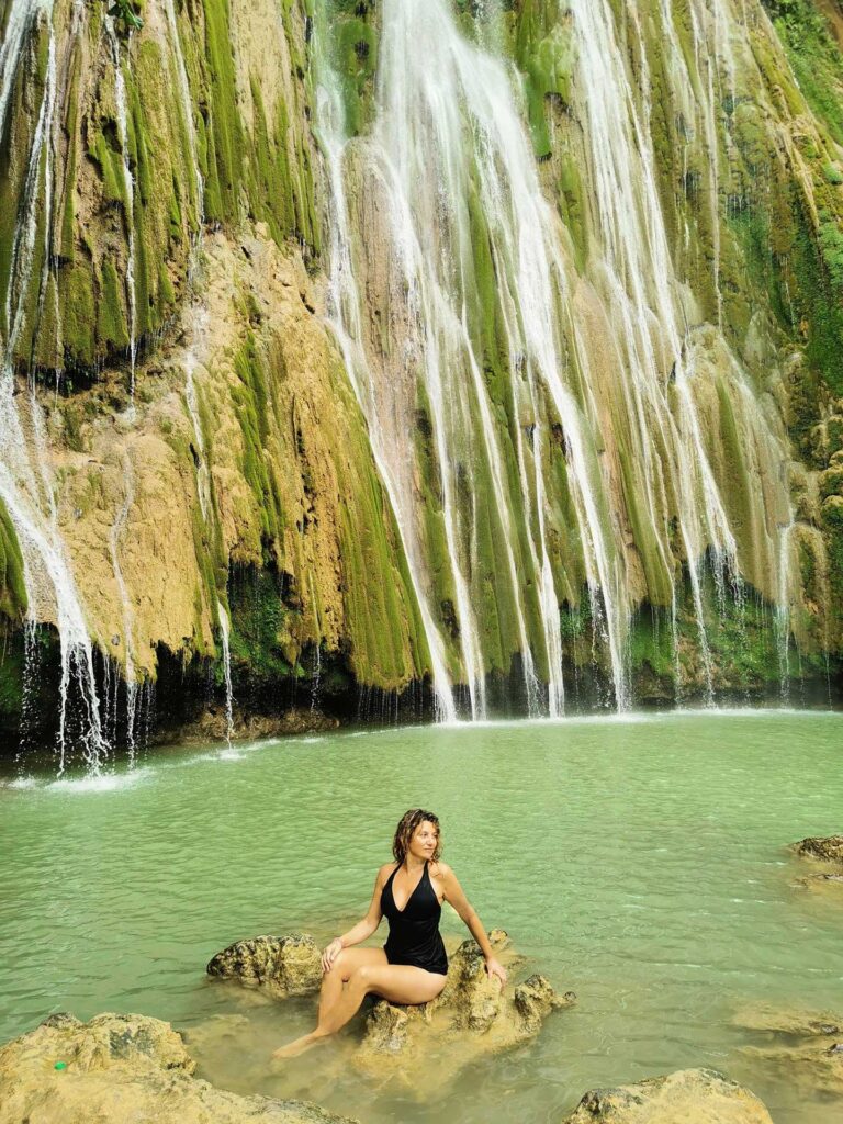 Flor Becerril junto a la cascada del Salto del Limón en Samaná