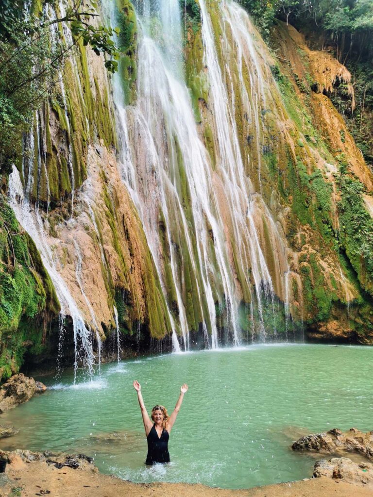 Viajera disfrutando de la cascada del Salto del Limón en Samaná