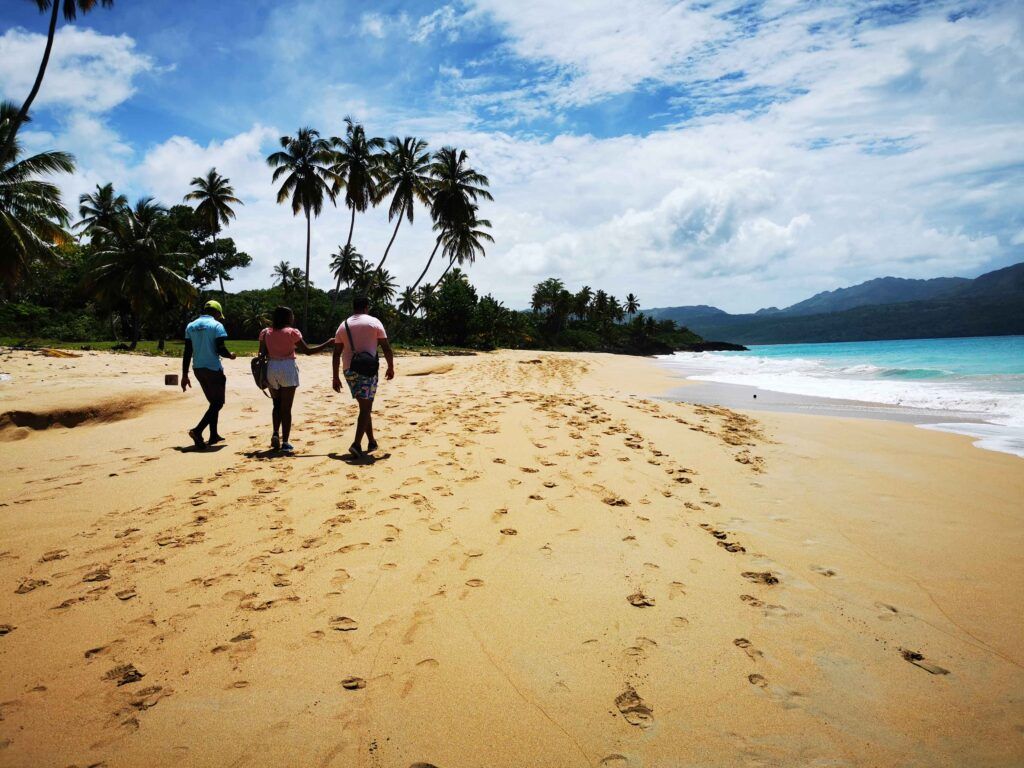 Viajeros caminando por una de las 7 Playas Escondidas de Las Galeras